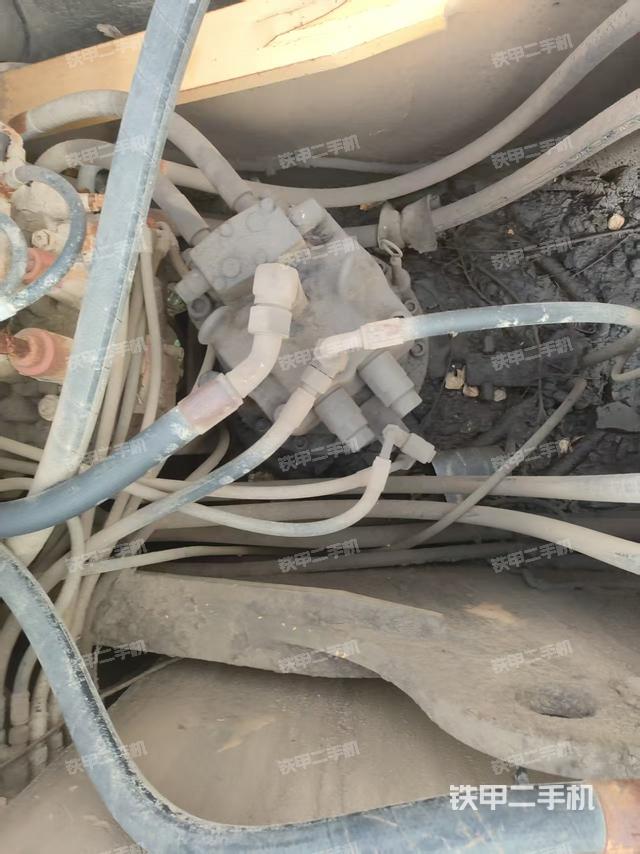 回转马达和主控阀（整机外观）