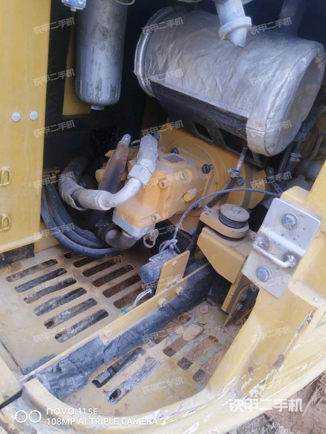 液压泵舱室正面整体（整机外观）