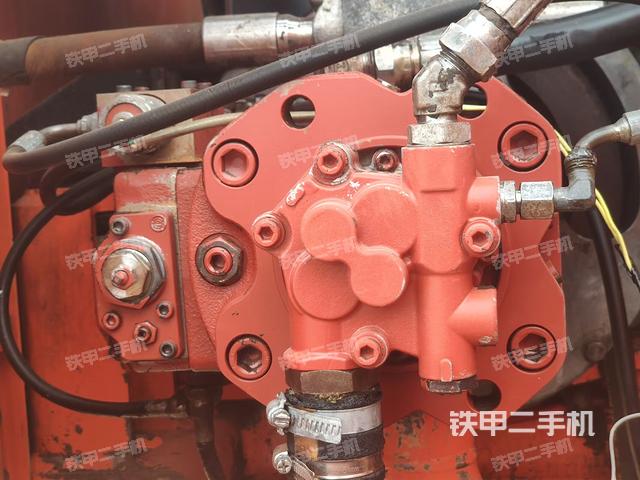 液壓泵艙室正面整體（整機外觀）