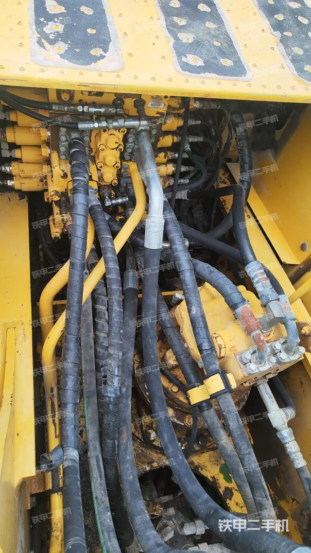 回转马达和主控阀（整机外观）