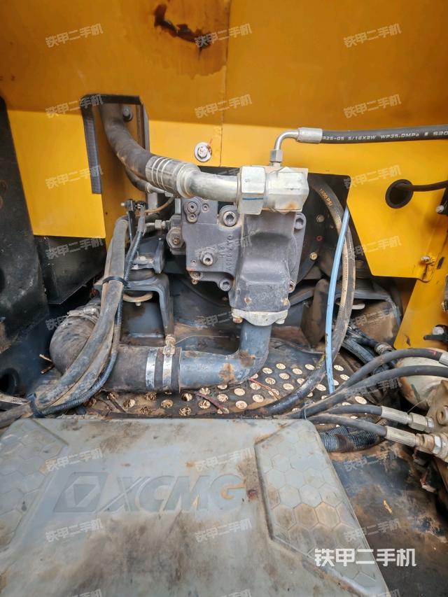 液压泵舱室正面整体（整机外观）