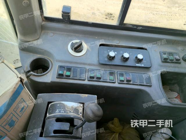 驾驶室侧向上照全景（压路机驾驶室）