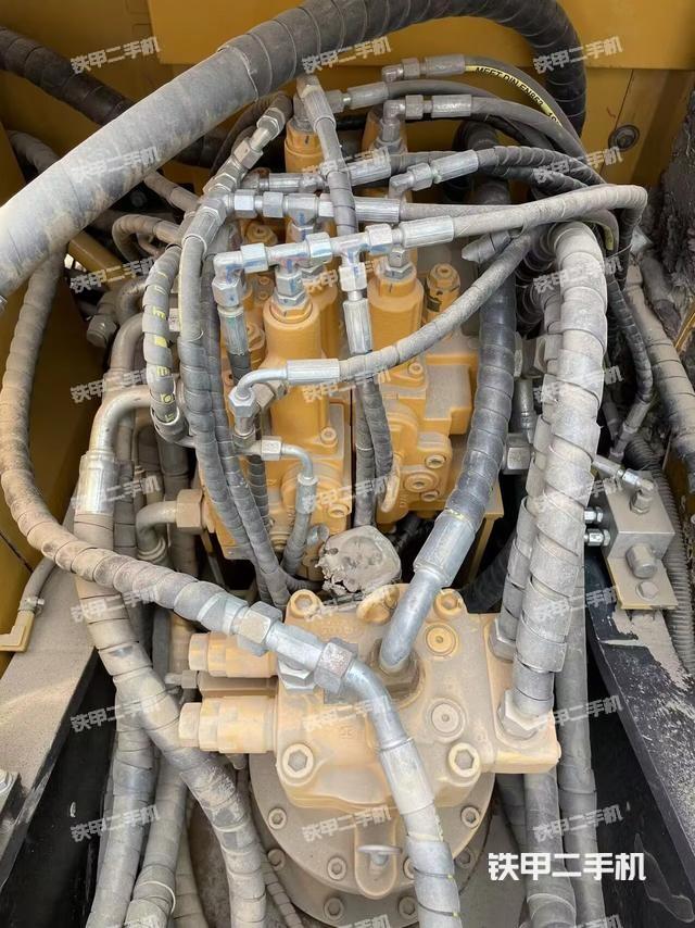 回轉(zhuǎn)馬達(dá)和主控閥（整機(jī)外觀）