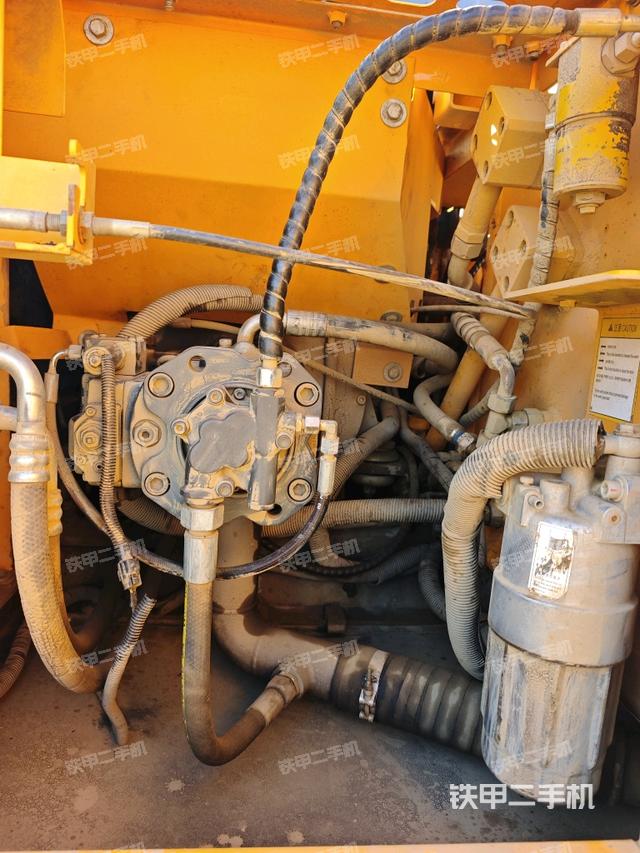 液壓泵艙室正面整體（整機外觀）