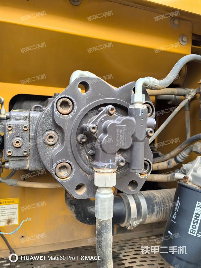 液压泵舱室正面整体（整机外观）