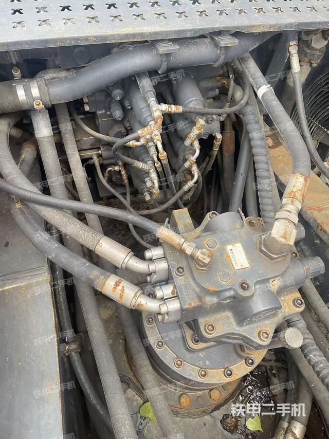 回转马达和主控阀（整机外观）