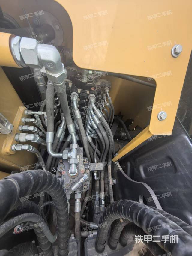 回轉(zhuǎn)馬達(dá)和主控閥（整機(jī)外觀）