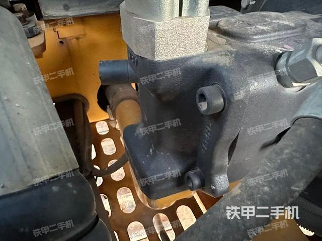 液壓泵艙室正面整體（整機(jī)外觀）