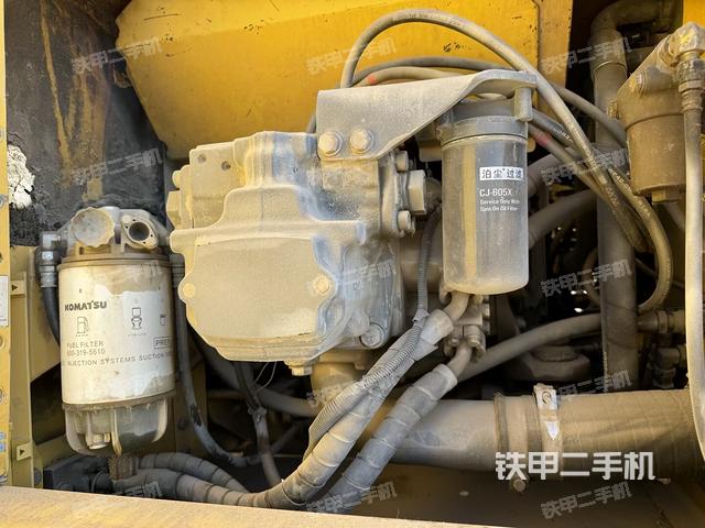 液压泵舱室正面整体（整机外观）