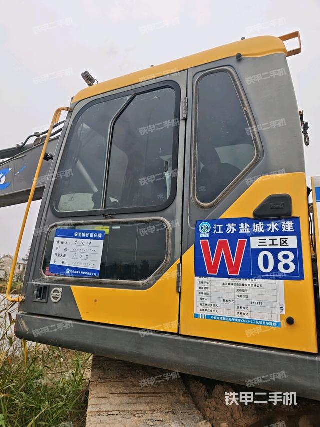 行走控制手柄和踏板 俯拍（驾驶室部分）