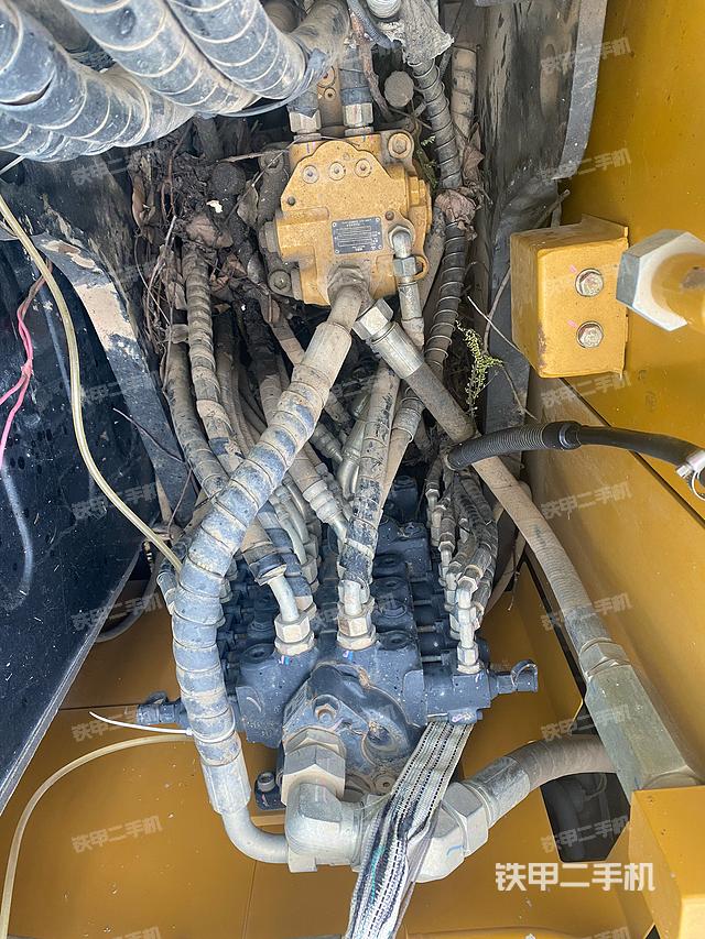 回转马达和主控阀（整机外观）