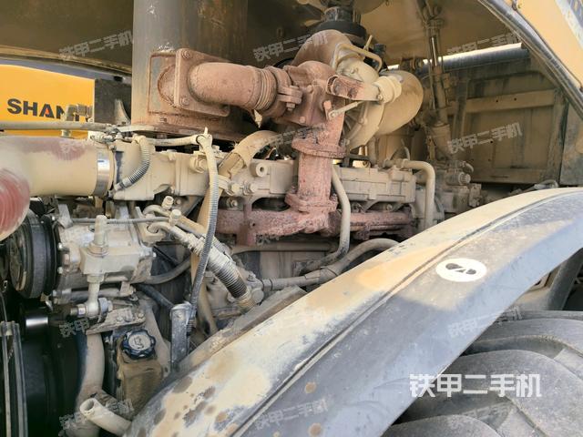 发动机舱全景（压路机发动机舱）