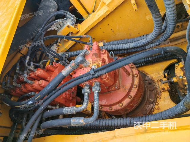 回轉(zhuǎn)馬達(dá)和主控閥（整機(jī)外觀）