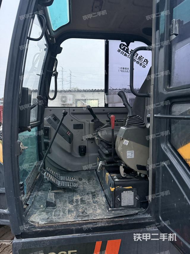 驾驶室顶部（整机外观）