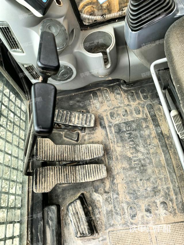 行走控制手柄和踏板 俯拍（驾驶室部分）