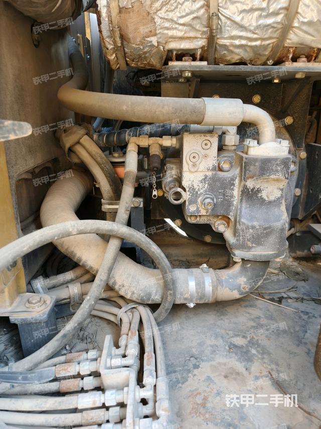 液压泵舱室正面整体（整机外观）