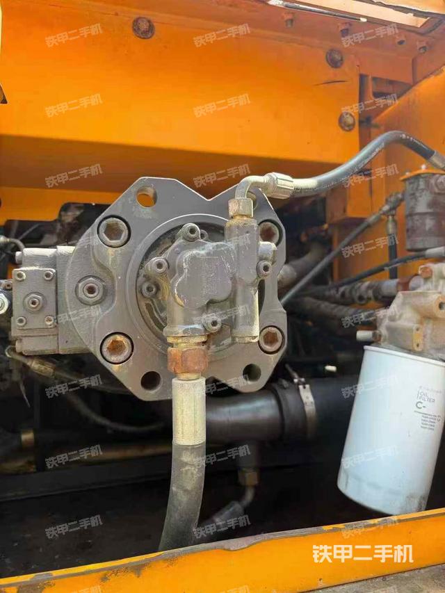 液压泵舱室正面整体（整机外观）