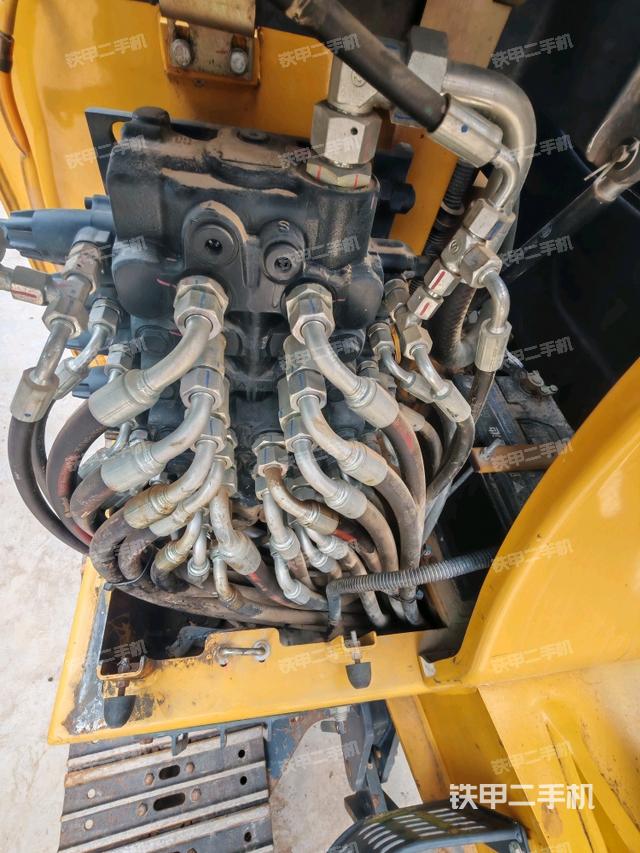 回轉馬達和主控閥（整機外觀）