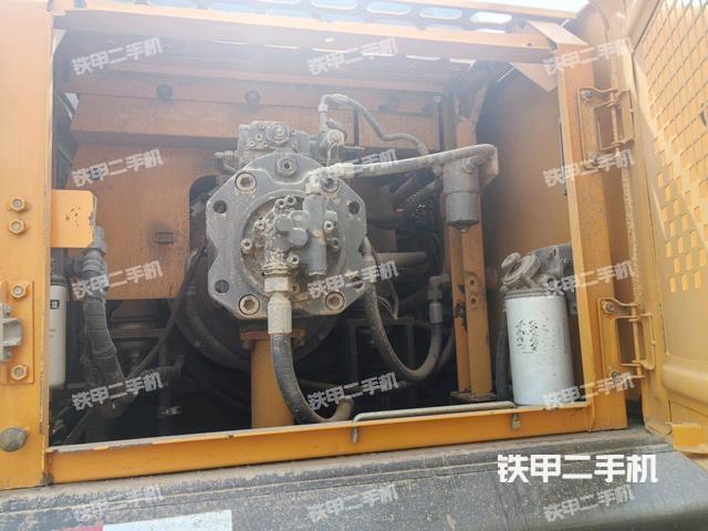 液压泵舱室正面整体（整机外观）