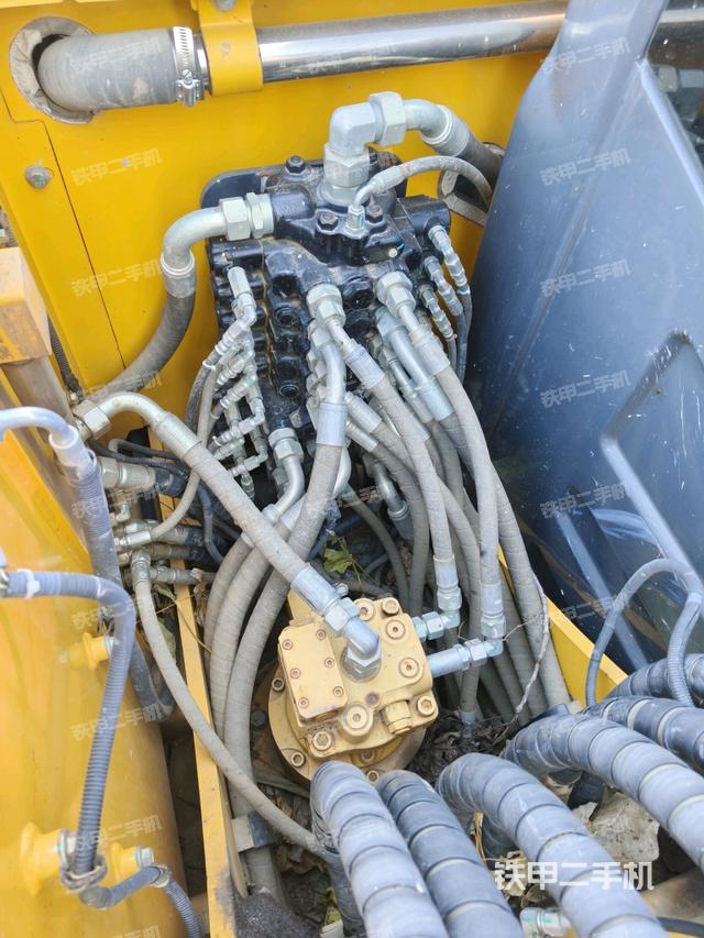 回转马达和主控阀（整机外观）