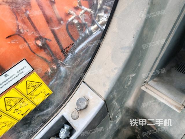 行走控制手柄和踏板 俯拍（驾驶室部分）