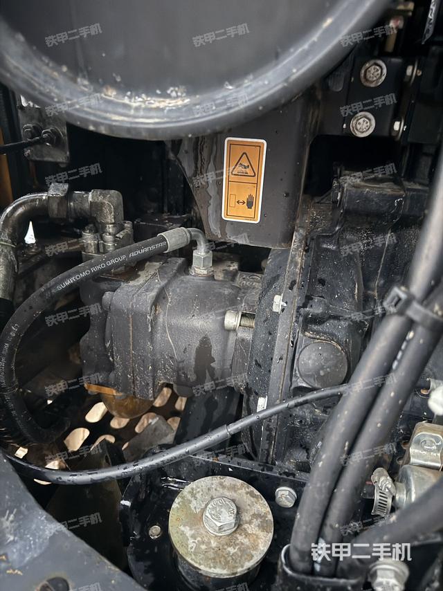 液压泵舱室正面整体（整机外观）