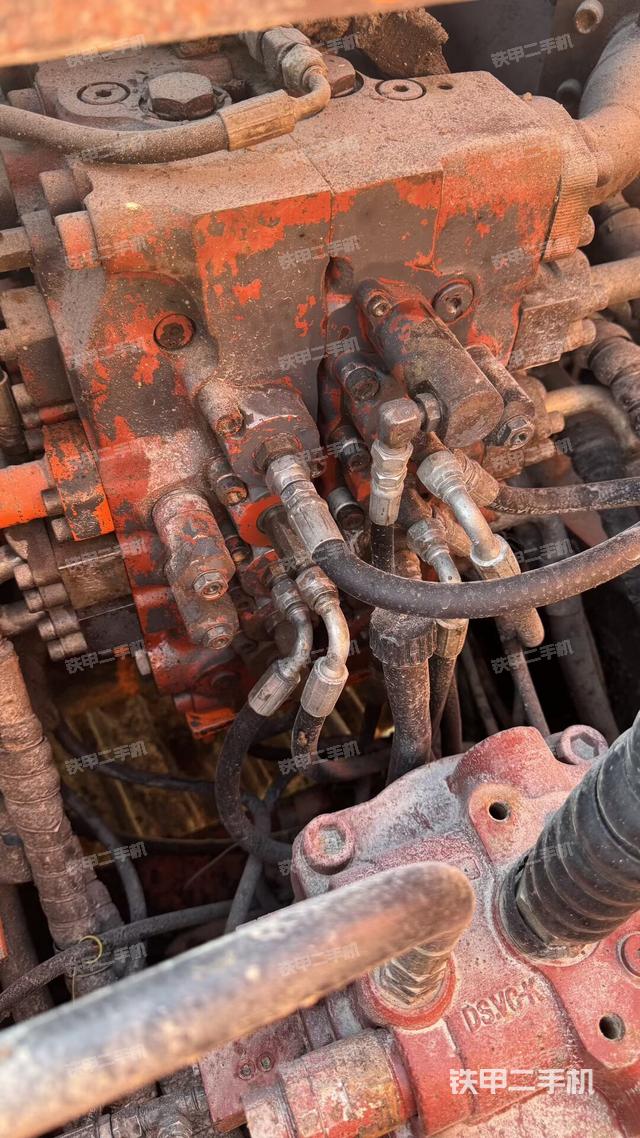 回转马达和主控阀（整机外观）