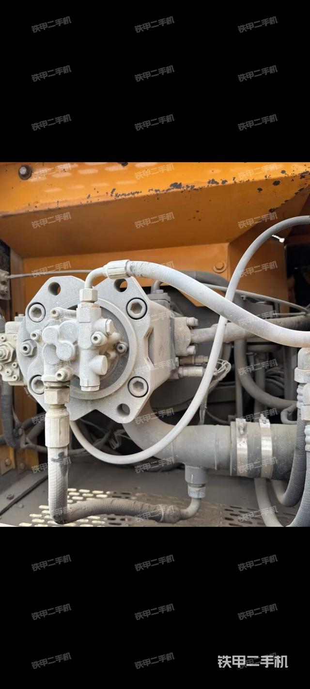 液压泵舱室正面整体（整机外观）