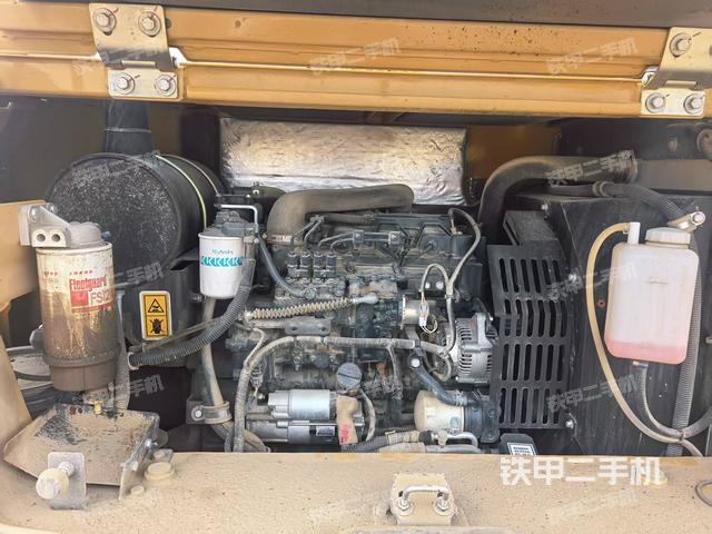液壓泵艙室正面整體（整機(jī)外觀）