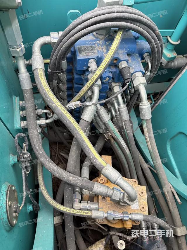 回转马达和主控阀（整机外观）