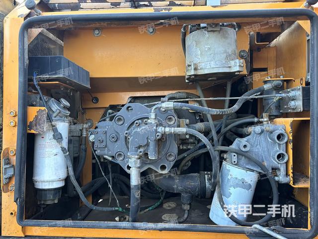 液压泵舱室正面整体（整机外观）