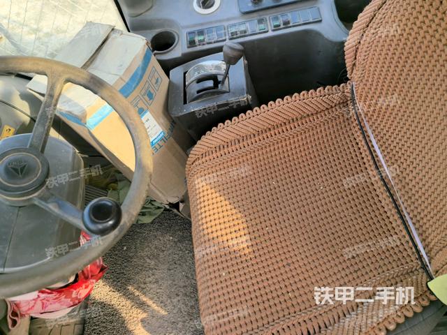 驾驶室顶蓬内（压路机驾驶室）