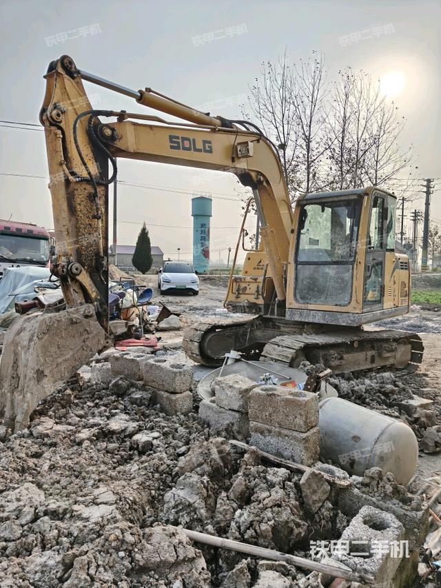 山东临工E675F挖掘机