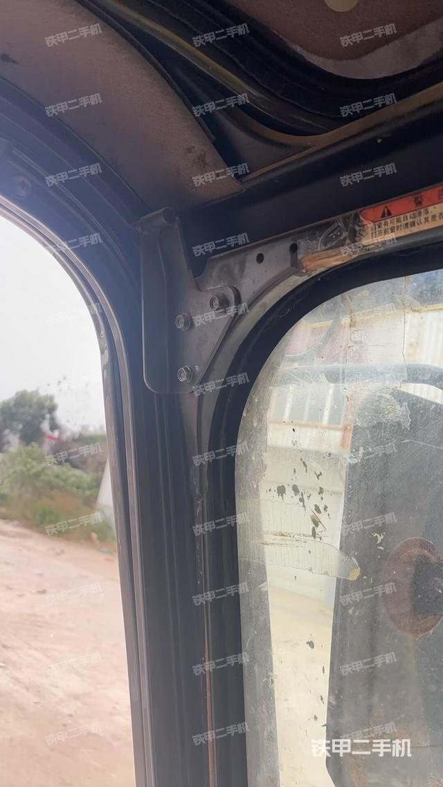 行走控制手柄和踏板 俯拍（驾驶室部分）