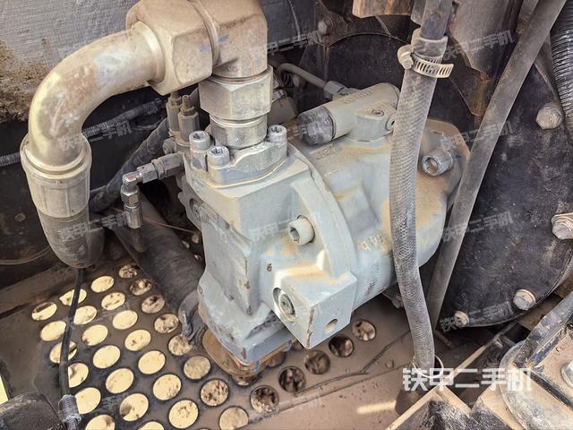 液压泵舱室正面整体（整机外观）