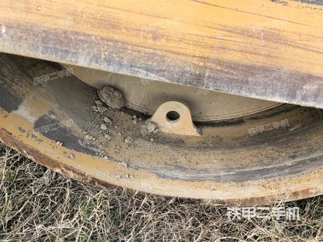 后轮左侧全景（压路机前后车架）