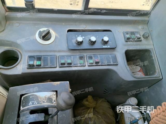 仪表盘全景（压路机驾驶室）