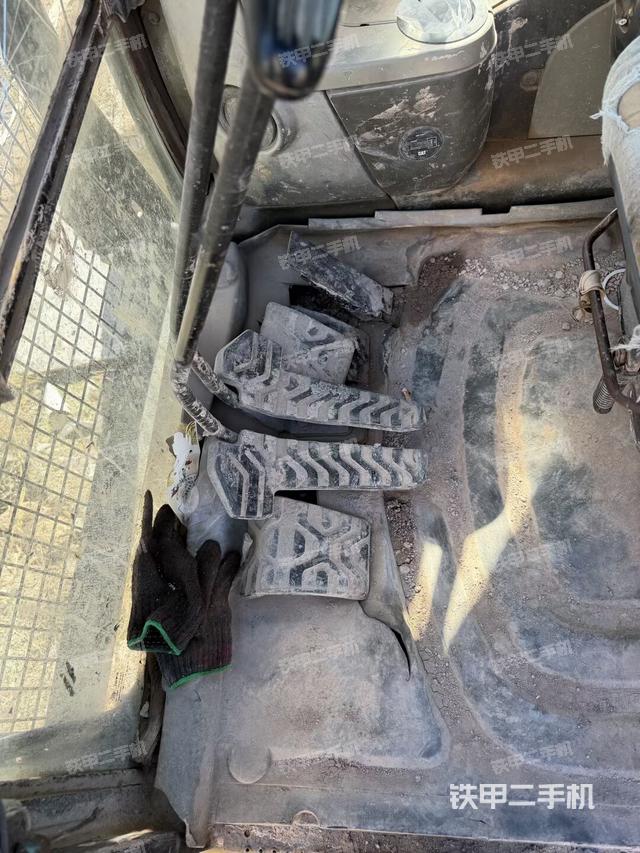 行走控制手柄和踏板?俯拍（駕駛室部分）