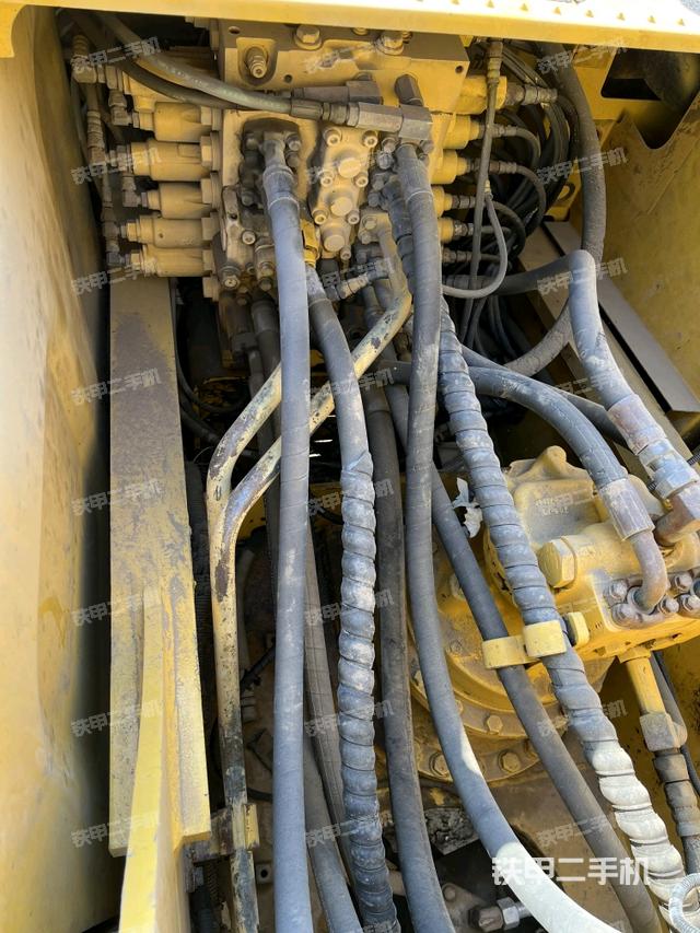 回转马达和主控阀（整机外观）