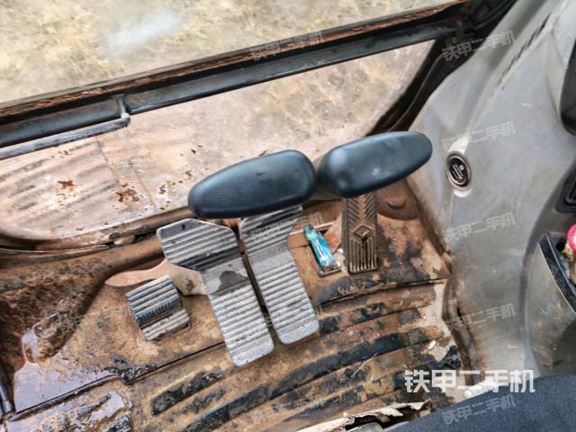 行走控制手柄和踏板 俯拍（驾驶室部分）