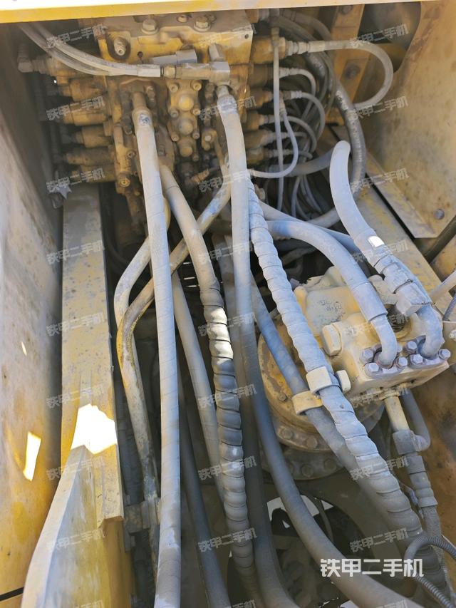 回转马达和主控阀（整机外观）