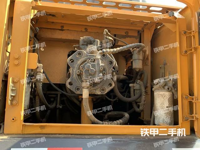 液压泵舱室正面整体（整机外观）