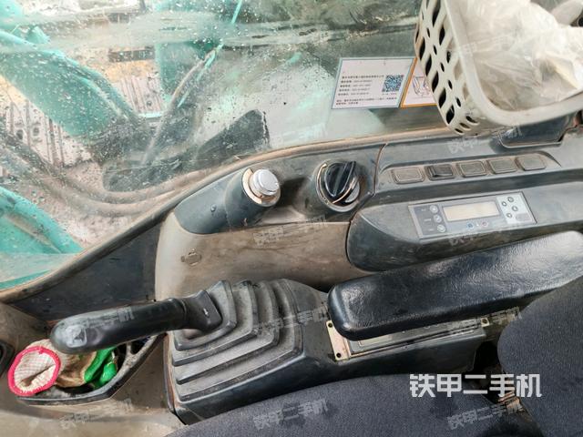 座椅右侧控制台/钥匙门/油门/含右手柄（驾驶室部分）