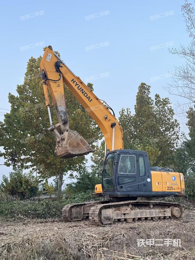 現(xiàn)代R225LC-7挖掘機