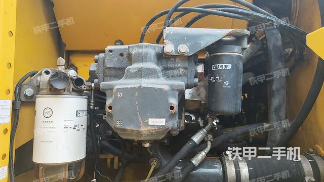 液压泵舱室正面整体（整机外观）