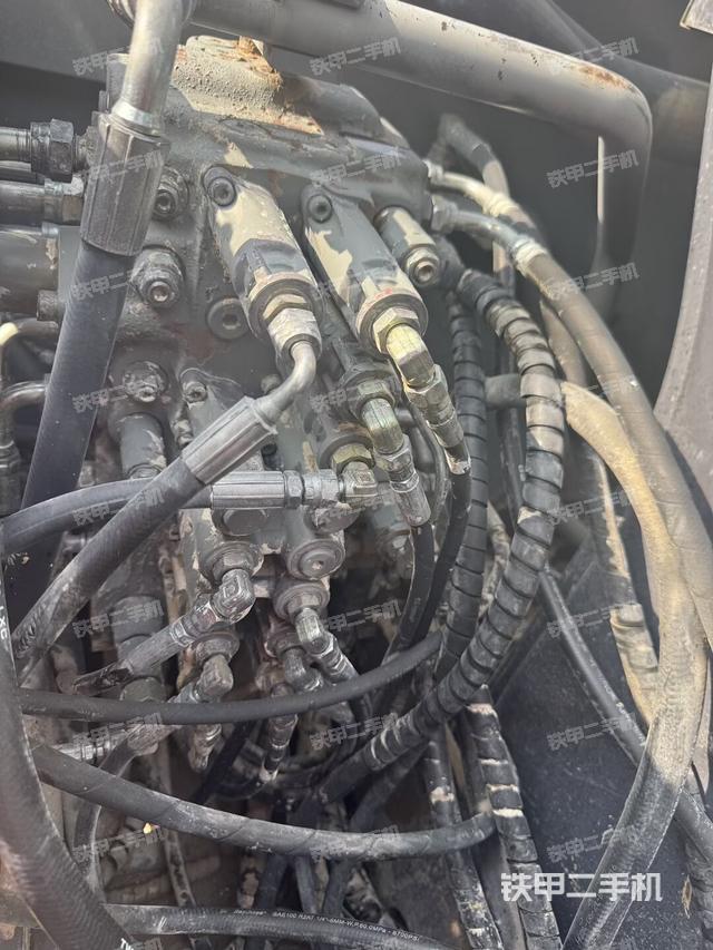 回轉(zhuǎn)馬達(dá)和主控閥（整機(jī)外觀）