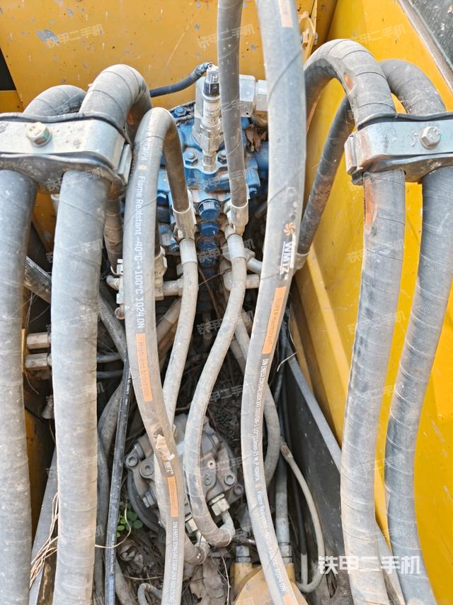 回转马达和主控阀（整机外观）