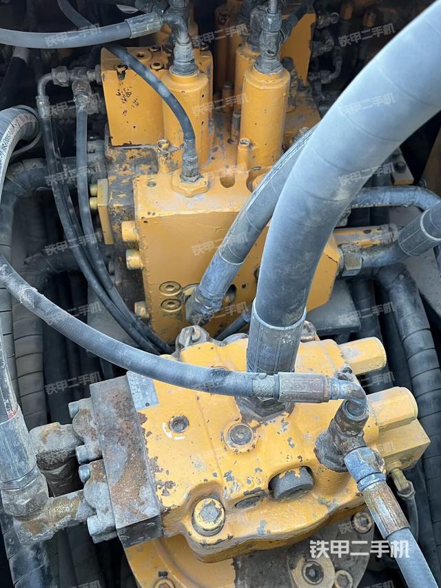 回轉馬達和主控閥（整機外觀）