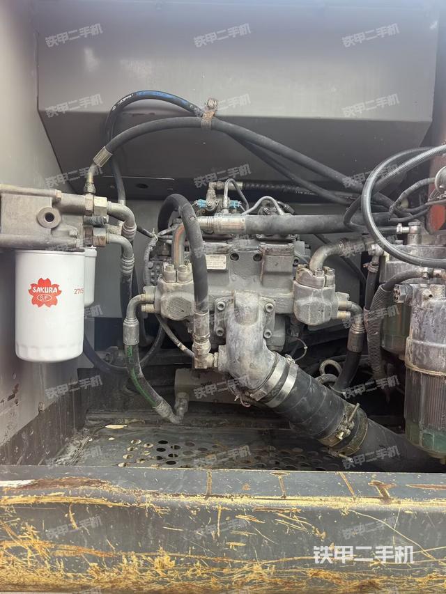 液压泵舱室正面整体（整机外观）