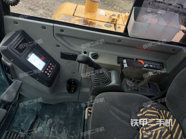 回转马达和主控阀（整机外观）